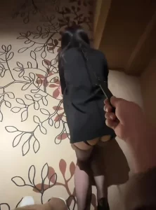 宾馆门口牵着走